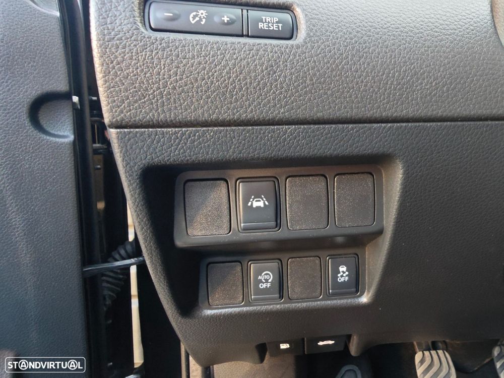 Nissan Qashqai 1.6 dCi N-Connecta 18 - 19