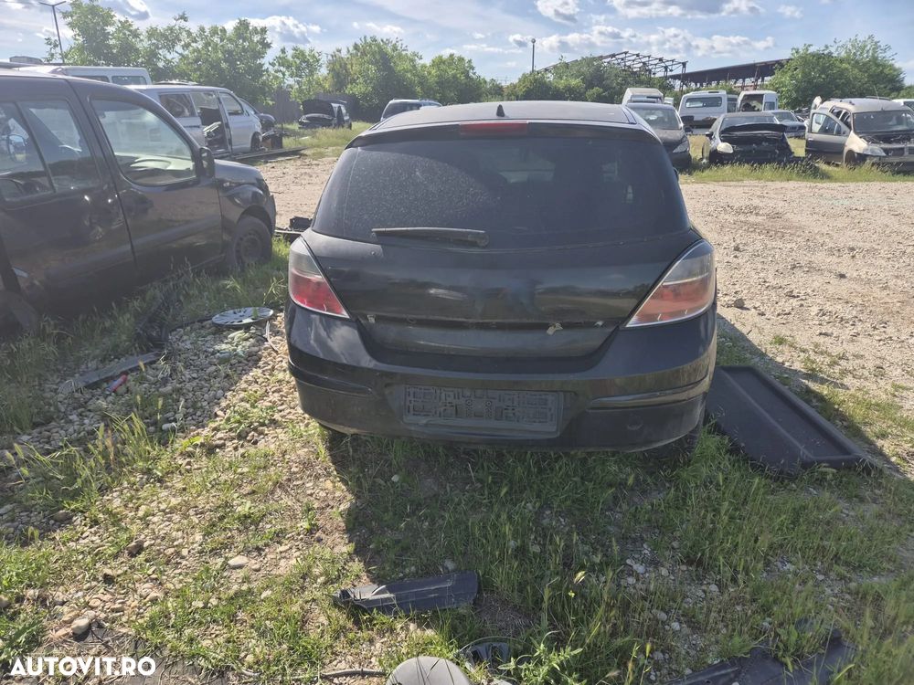 Dezmembrez Opel Astra H - 3