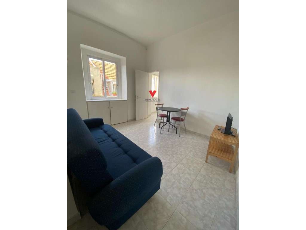 Prédio para recuperar em Campo Ourique - Grande imagem: 2/14