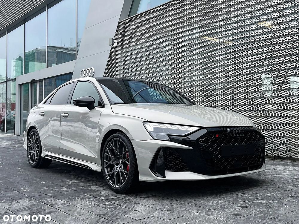 Audi RS3 Limousine - 1