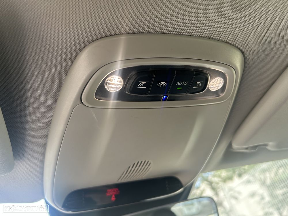 Volvo V40 1.6 D2 Summum Powershift - 17