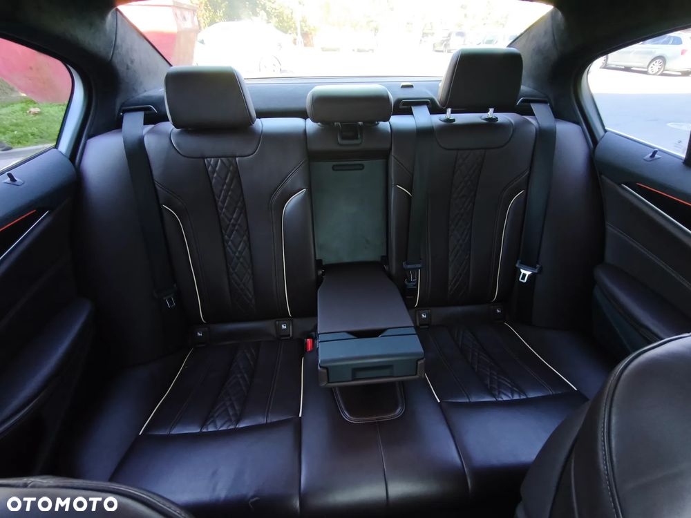 BMW Seria 5 M550i xDrive sport - 30