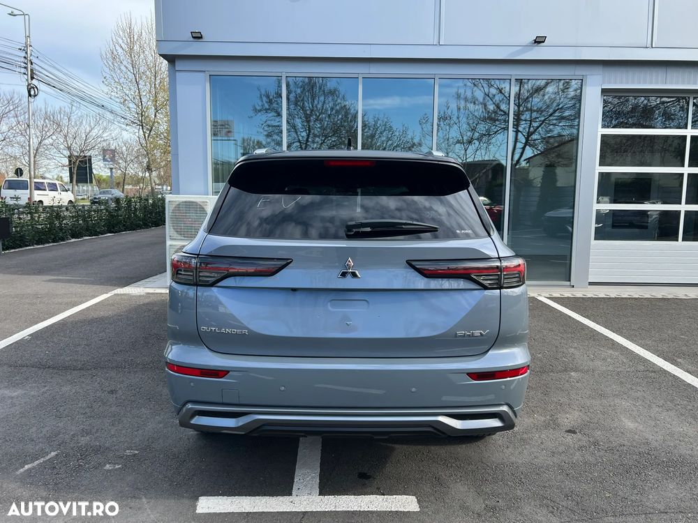 Mitsubishi Outlander 2.4 L 4X4 PHEV Instyle Ultimate - 12