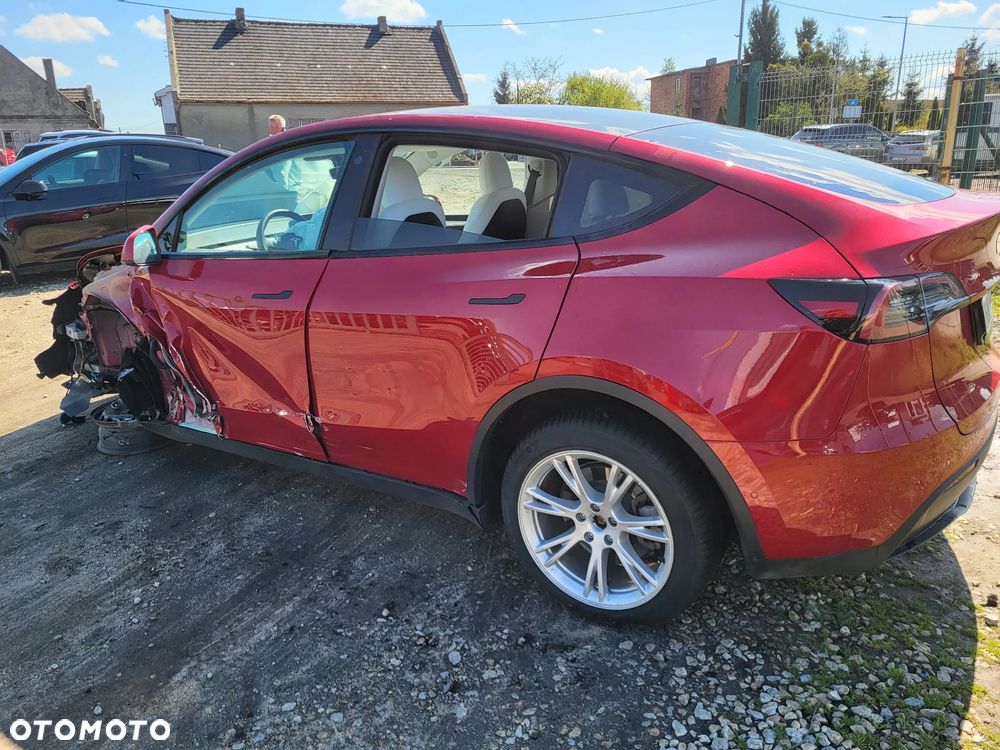 Tesla Model Y - 10