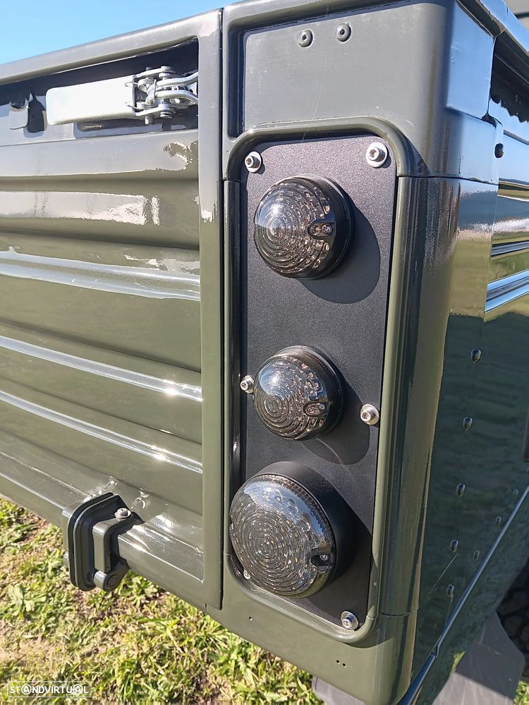 Land Rover Defender - 26