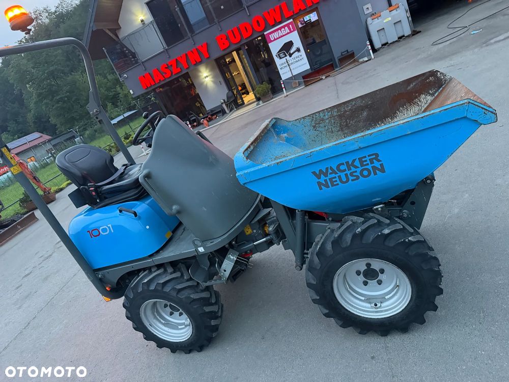 Wacker Neuson 1001 Wozidło Budowlane Rolnicze 4x4. Ładowność 1 tona. Wysokie podnoszenie+KIPER Wysoki! Sprowadzone z Norweskiej szkółki roślinnej. Maszyna Jak Nowa z Salonu 665 mtg. 2023 roku. Ani Deka luzów czy wycieków. Silnik Yanmar 3cyl. Potężna moc a maszyna bardzo mała i zwinna. Szybka wolna jazda. Oświetlenie rozbudowane. Wielka Okazja!  Jazda Rewers. Hydrostatic! Opony jak Nowe! - 25