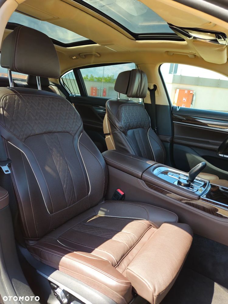 BMW Seria 7 750Li Edition Exclusive - 32