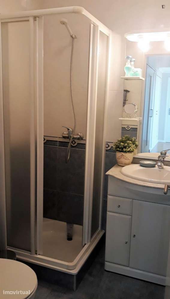 Quarto - localizado em Matosinhos Porto - Grande imagem: 5/6