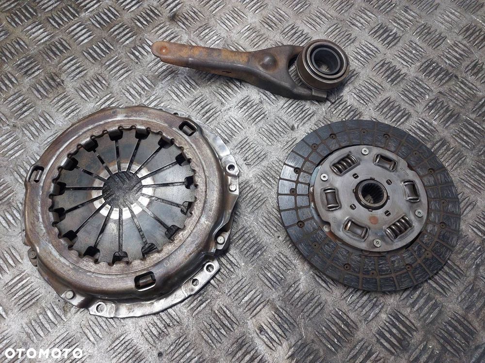 SPRZĘGŁO TARCZA + DOCISK + ŁOŻYSKO OPOROWE TOYOTA YARIS I 1.4 D4D - 1