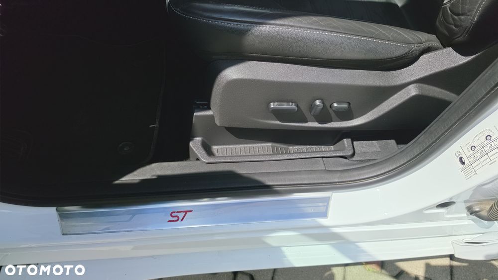 Ford Kuga 1.5 EcoBoost 2x4 ST-Line - 17