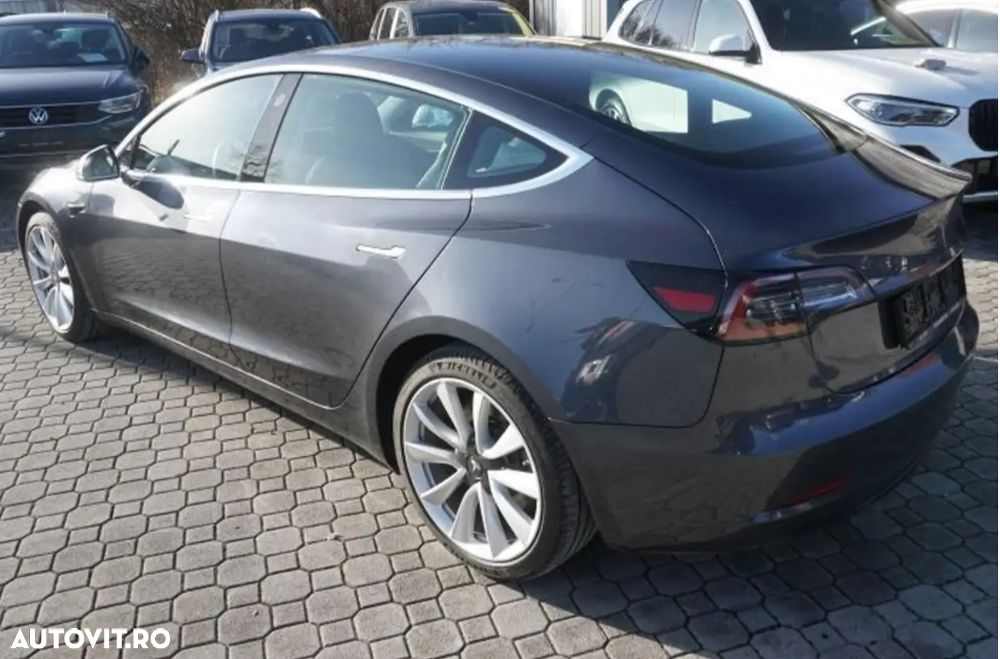 Tesla Model 3 Long Range - 4