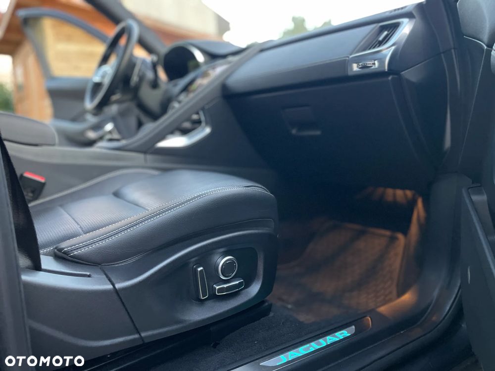 Jaguar E-Pace 2.0 P300 mHEV AWD 300 Sport - 24