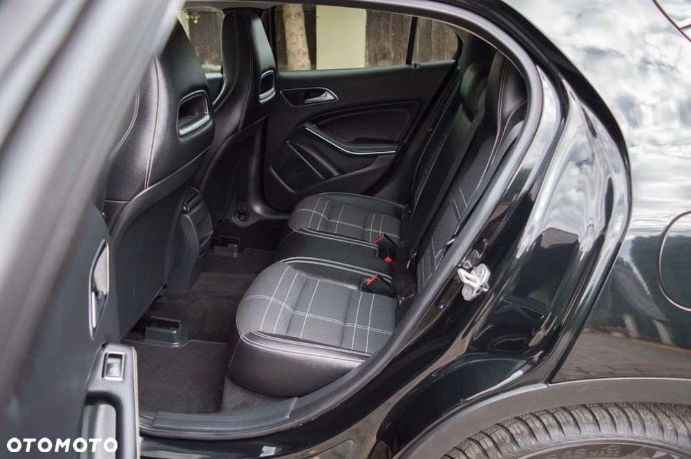 Mercedes-Benz GLA 180 UrbanStyle Edition - 34