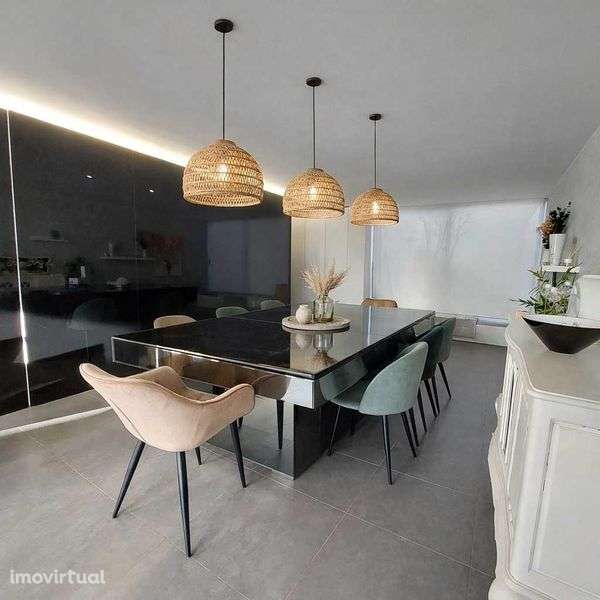 Moradia Geminada T4/T5 · 240 m² · 3 Pisos · Piscina · Garagem - Grande imagem: 2/7