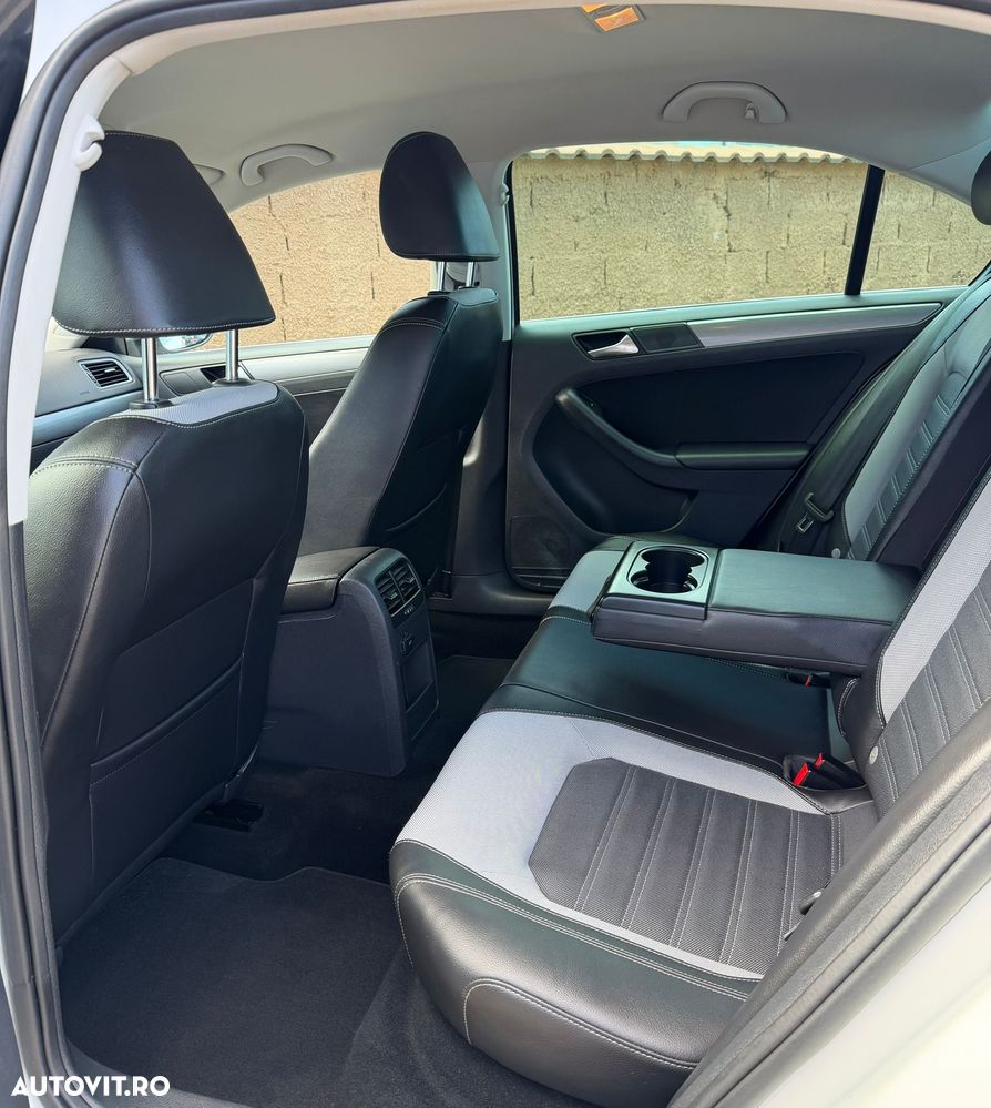 Volkswagen Jetta 2.0 TDI Highline - 14