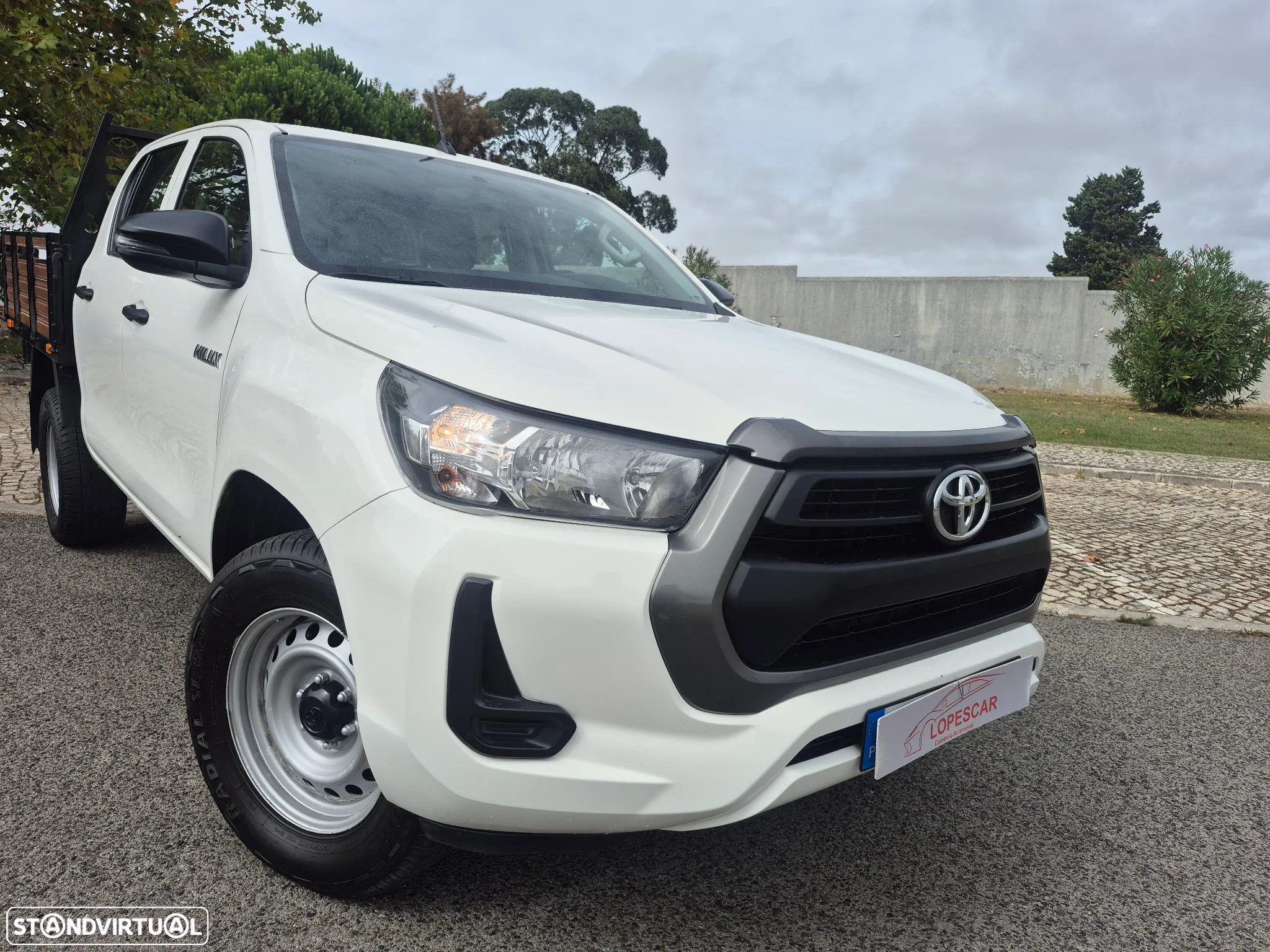 Toyota Hilux 2.4D-4D 4X4 - 2024 - 5 LUGARES - 12.000KM - 4
