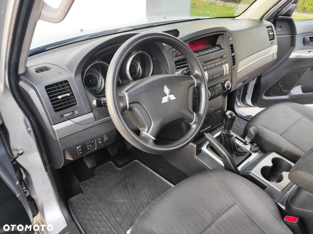 Mitsubishi Pajero - 17