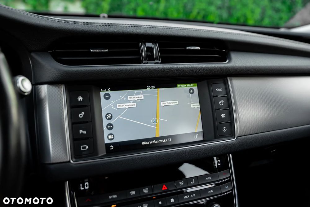 Jaguar XF 20d Prestige - 36