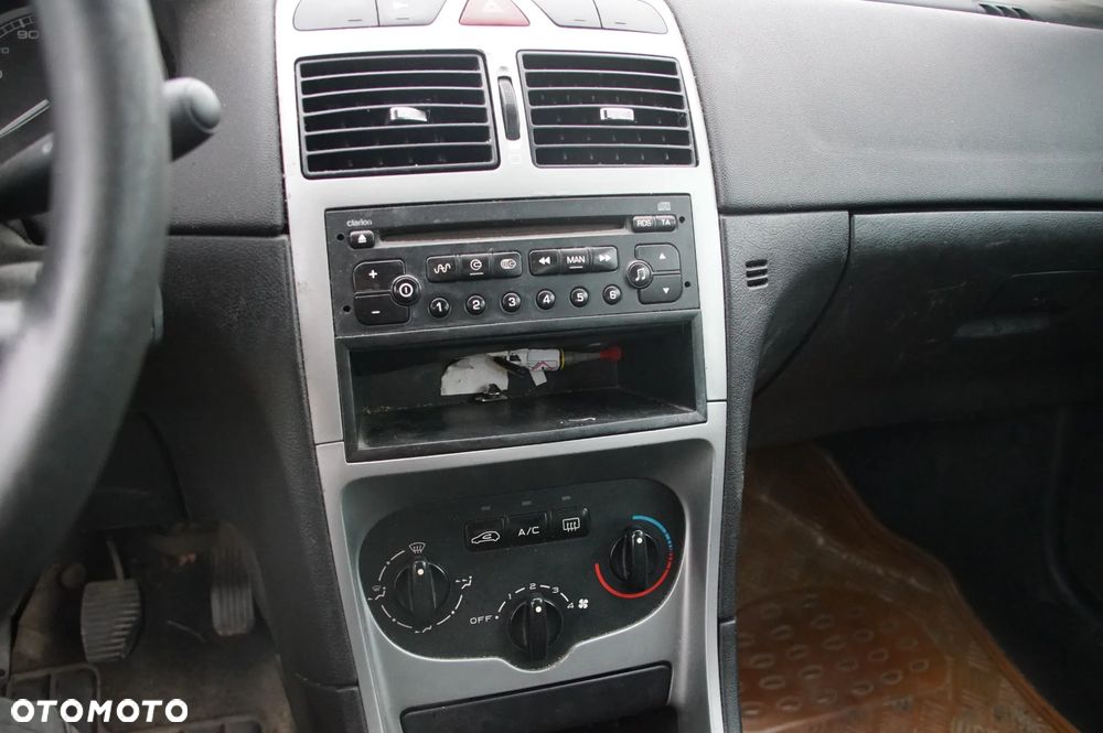 Auto na części - Peugeot 307 Lift 1.4 8V 75 KM TU3 20CQ15 EZR 2004R Silnik Skrzynia Drzwi Lusterko Szyba Maska Lampa Klapa Deska Kokpit Sterownik Moduł Licznik - 13