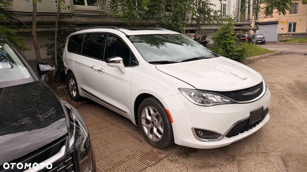 Chrysler Pacifica - 1