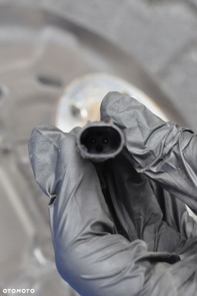 BMW X1 F48 2.0 D WAHACZ LEWY TYŁ TYLNY + PIASTA - 2