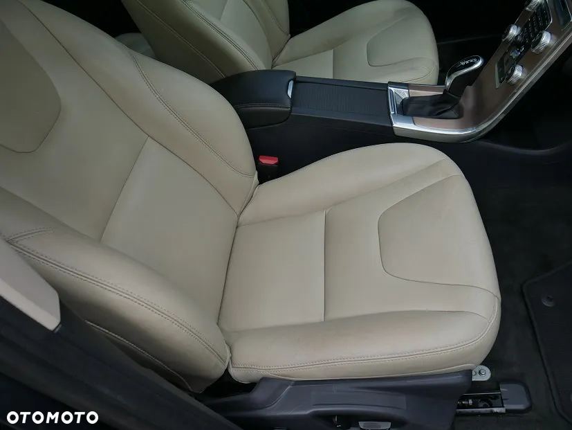 Volvo XC 60 D3 Geartronic Momentum - 25