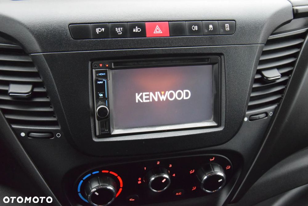 Iveco DAILY 35C16 / 2.3 - 160 KM / BRYGADÓWKA / 6 OSOBOWY / DOSTAWCZE / SKRZYNIA / KLIMA / NAWIGACJA / KAMERA COFANIA / TEMPOMAT / SERWISOWANY / SPROWADZONY - 29