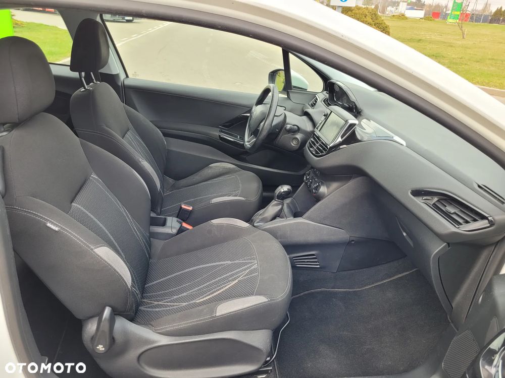 Peugeot 208 - 14