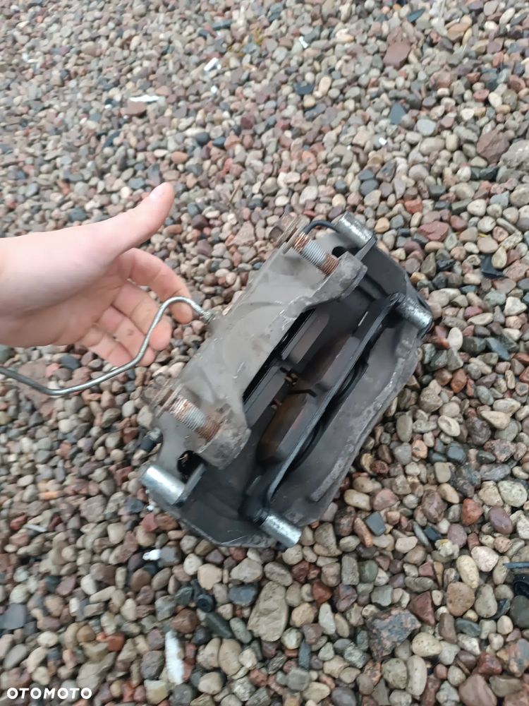 AUDI A4 B9 8W ZACISK PRAWY PRZÓD 8W06CD - 2