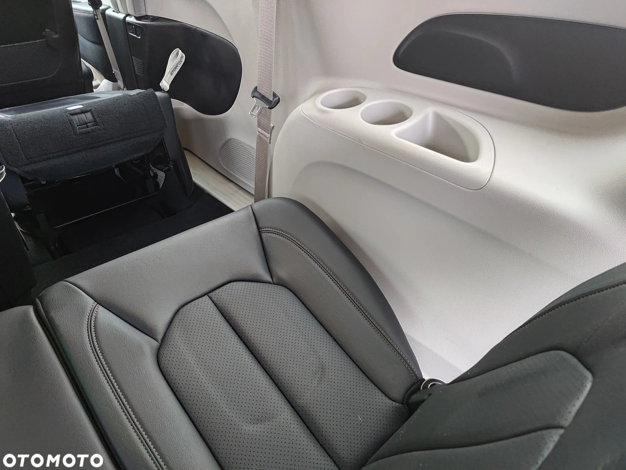 Chrysler Pacifica - 36