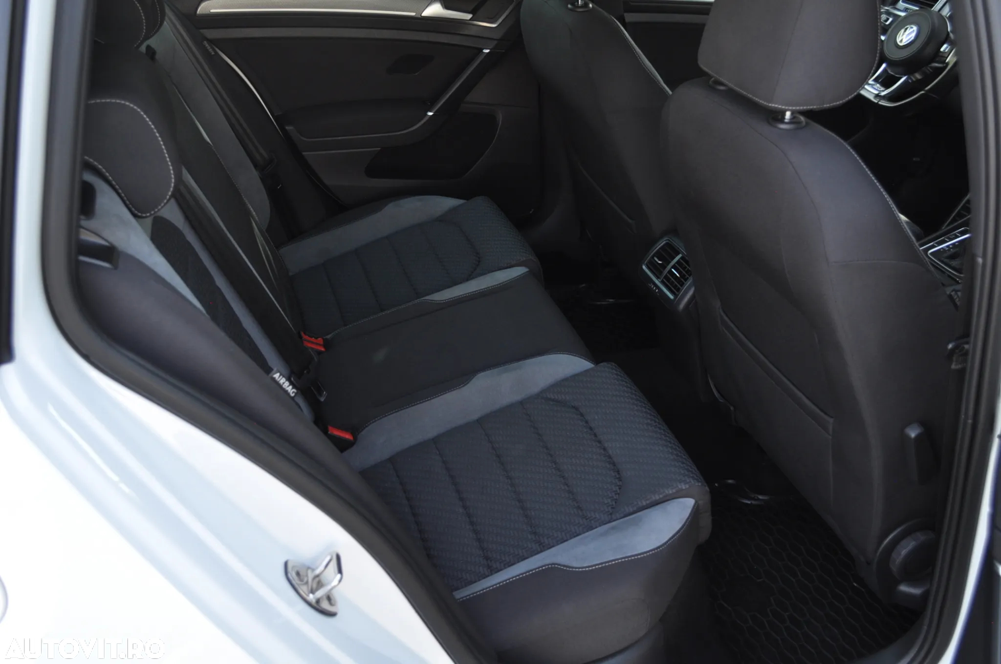 Volkswagen Golf 2.0 TDI DSG R-Line - 35
