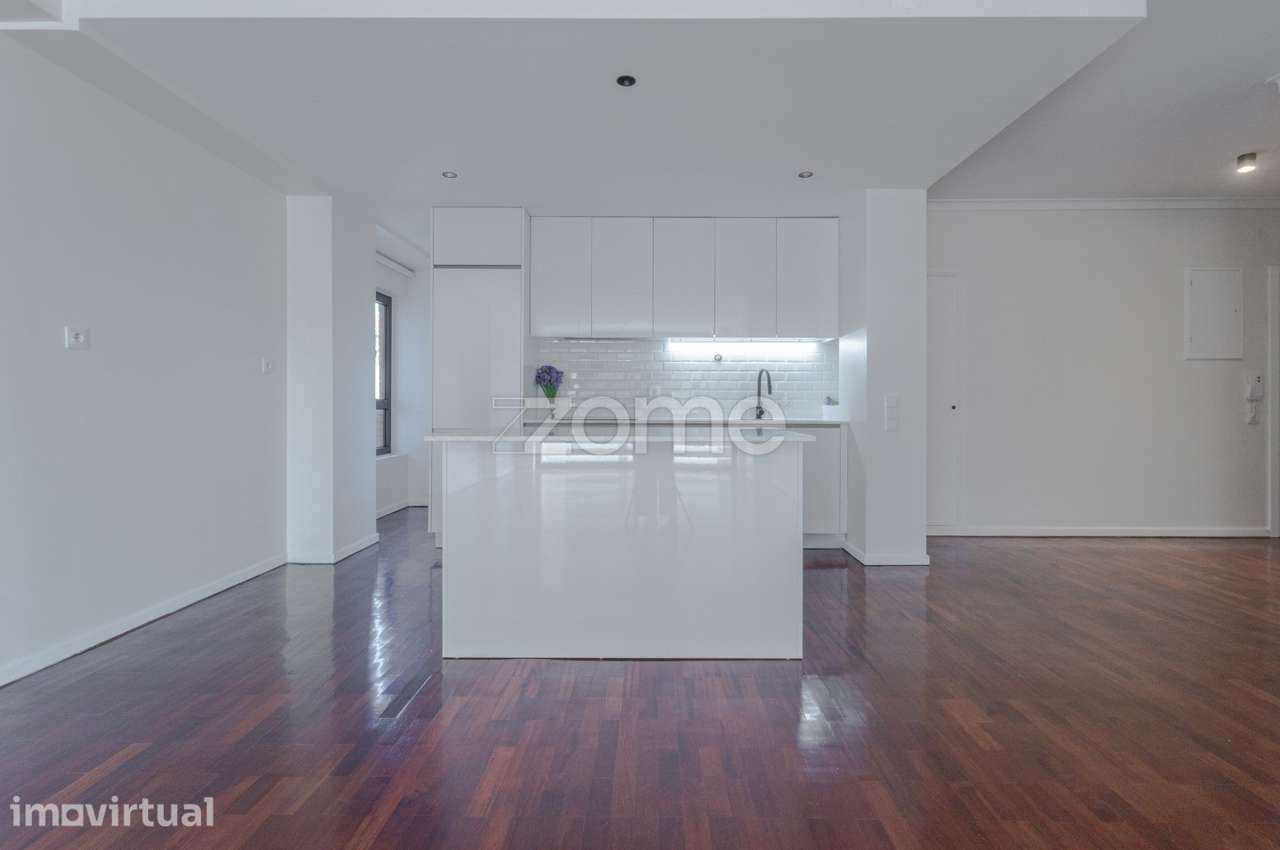 T2 Totalmente Remodelado | Garagem | Porteiro | Jardins da Arrábida - Grande imagem: 4/33