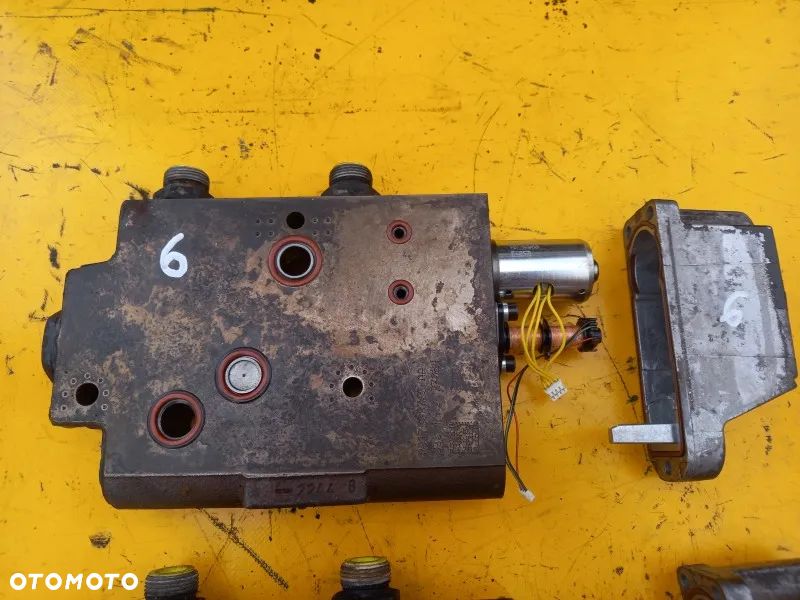 Sekcje hydrauliczne rozdzielacz Deutz Fahr Agrotron 7250 TTV - 9