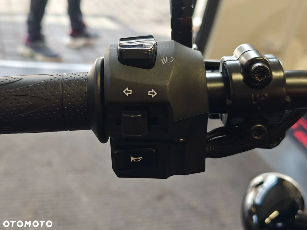QJMOTOR SRV 125 - 6