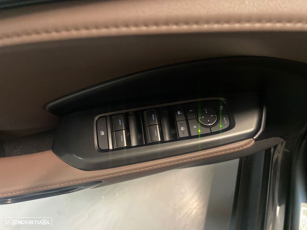 Lexus LBX Elegant - 13