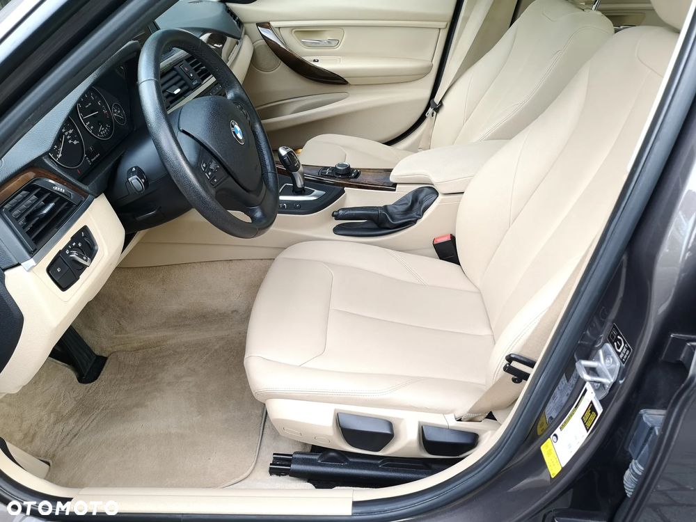 BMW Seria 3 320i Luxury Line - 24