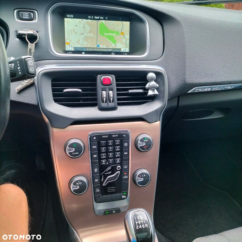 Volvo V40 Cross Country D3 Momentum - 5