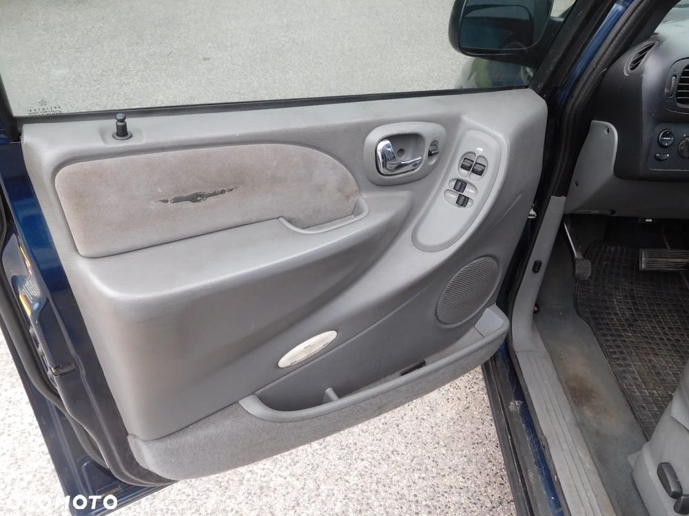 Chrysler Voyager 3.3 LX - 6