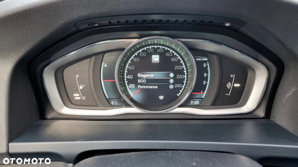 Volvo V60 D4 Momentum - 26