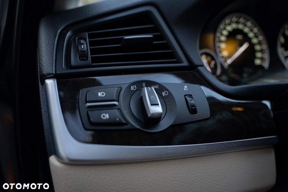BMW Seria 5 528i xDrive Luxury Line - 23