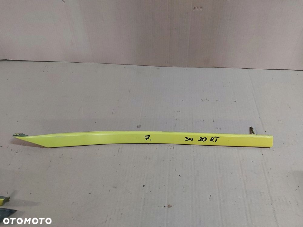 Toyota MR2 SW20 2,0 listwa błotnika tył PRAWA - 1