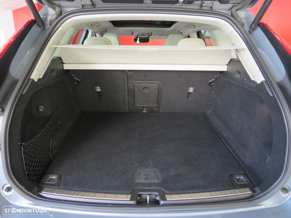 Volvo XC 60 2.0 B4 Momentum Plus - 42