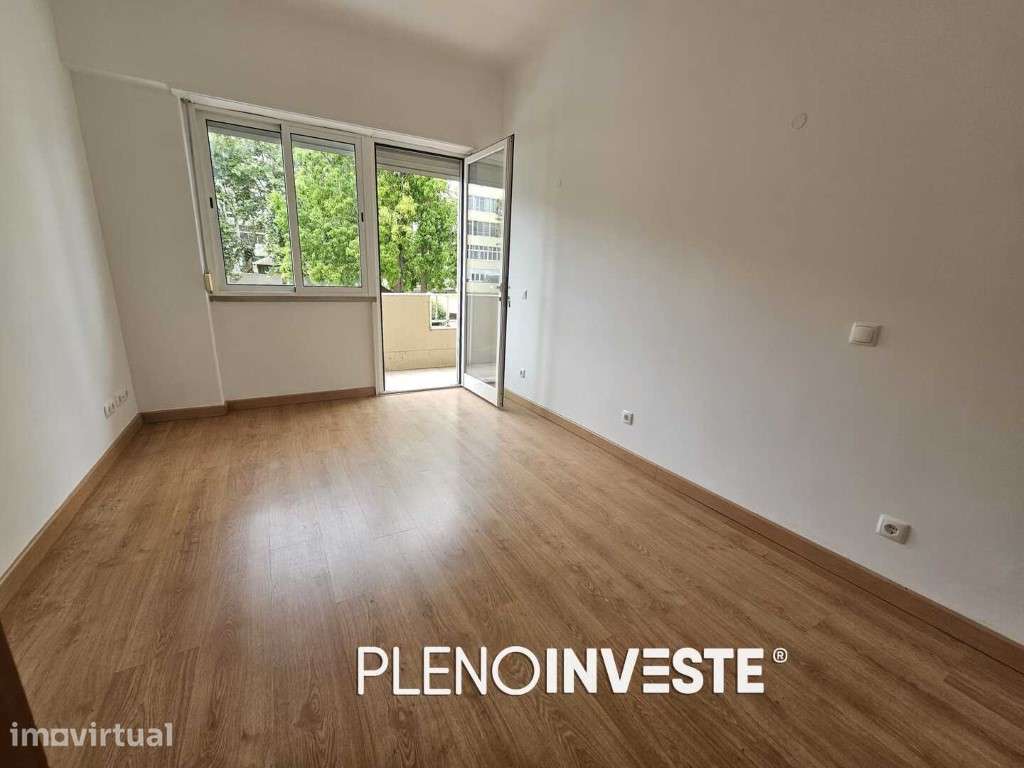 Apartamento T4 transformado em t3 na cova da piedade Almada - Grande imagem: 4/26