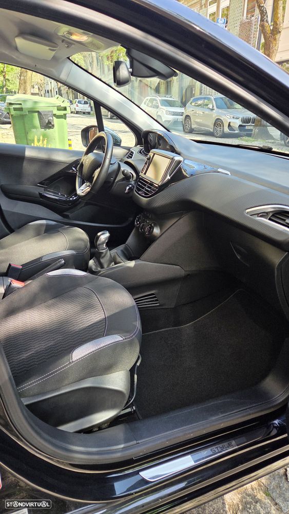 Peugeot 208 1.2 PureTech Style - 12