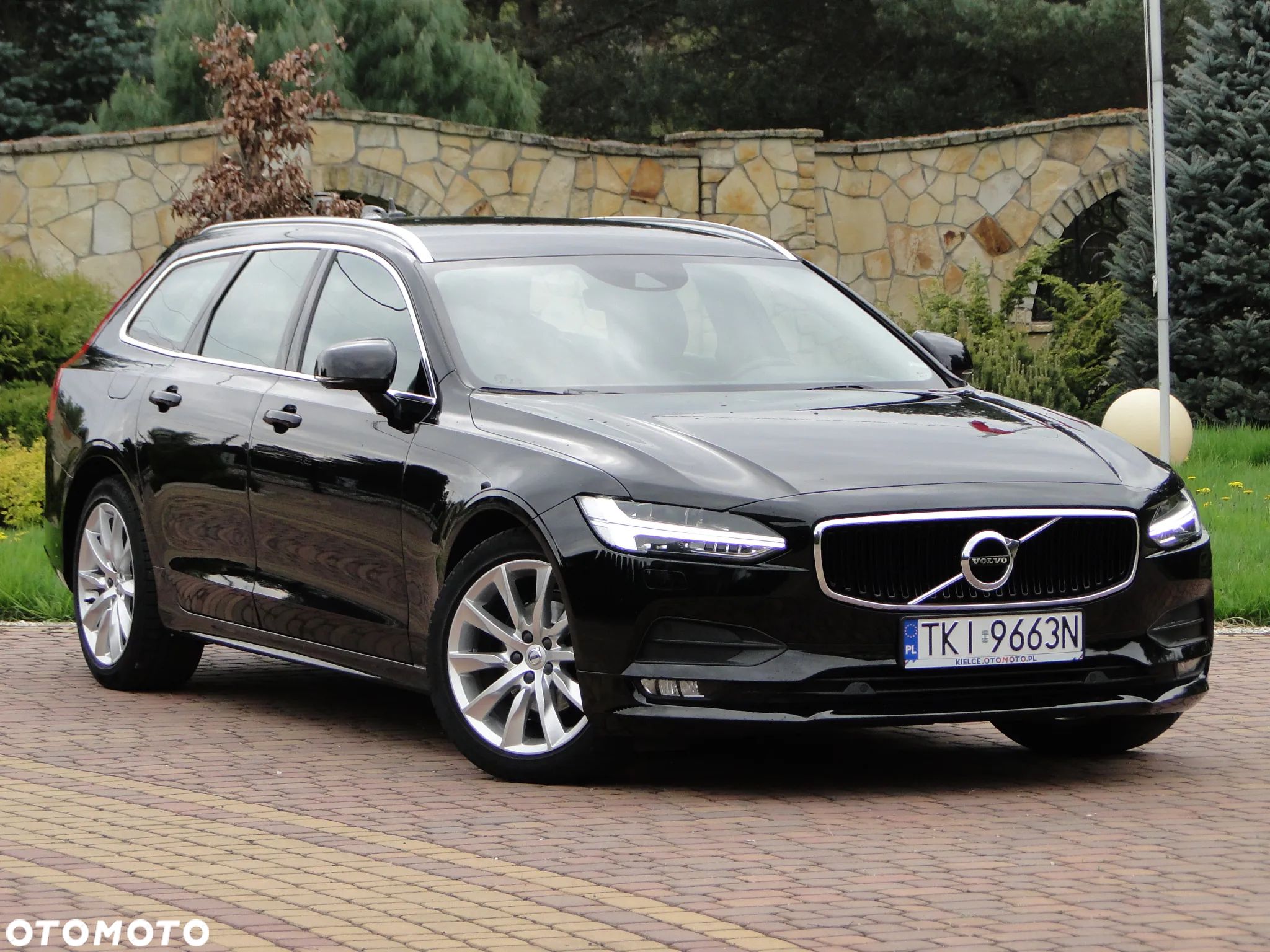 Volvo V90 D4 Momentum Pro - 1