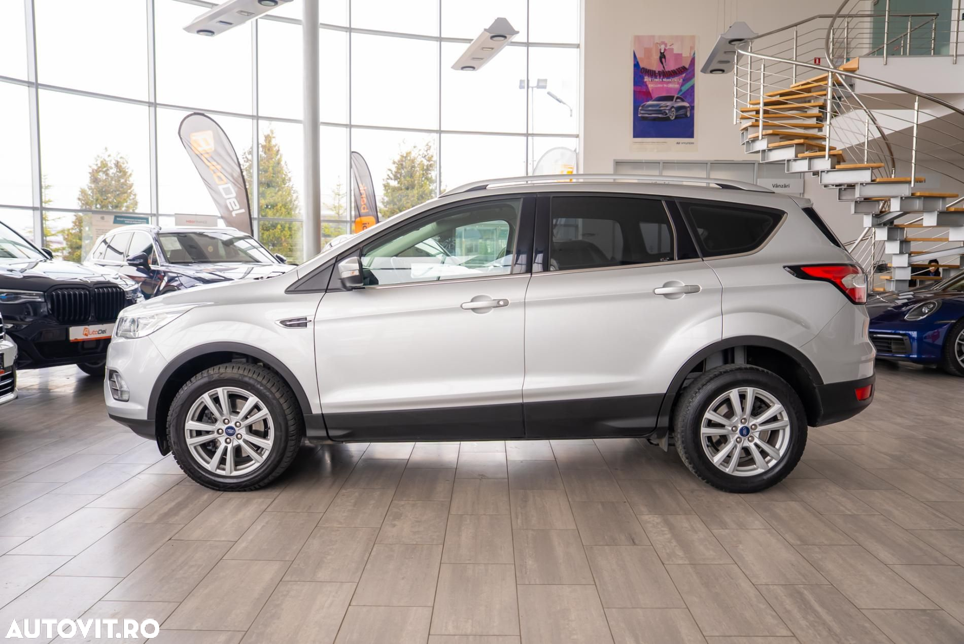 Ford Kuga 2.0 TDCi 2x4 Aut. Titanium - 4