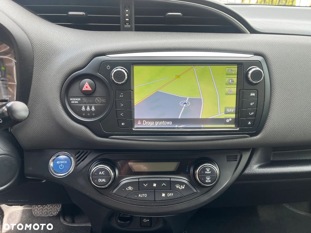 Toyota Yaris Hybrid 100 Premium - 10