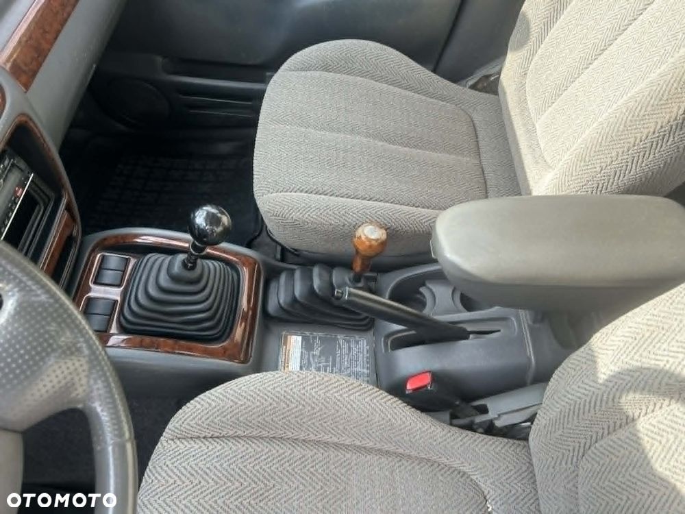 Suzuki Grand Vitara 2.5 V6 - 16