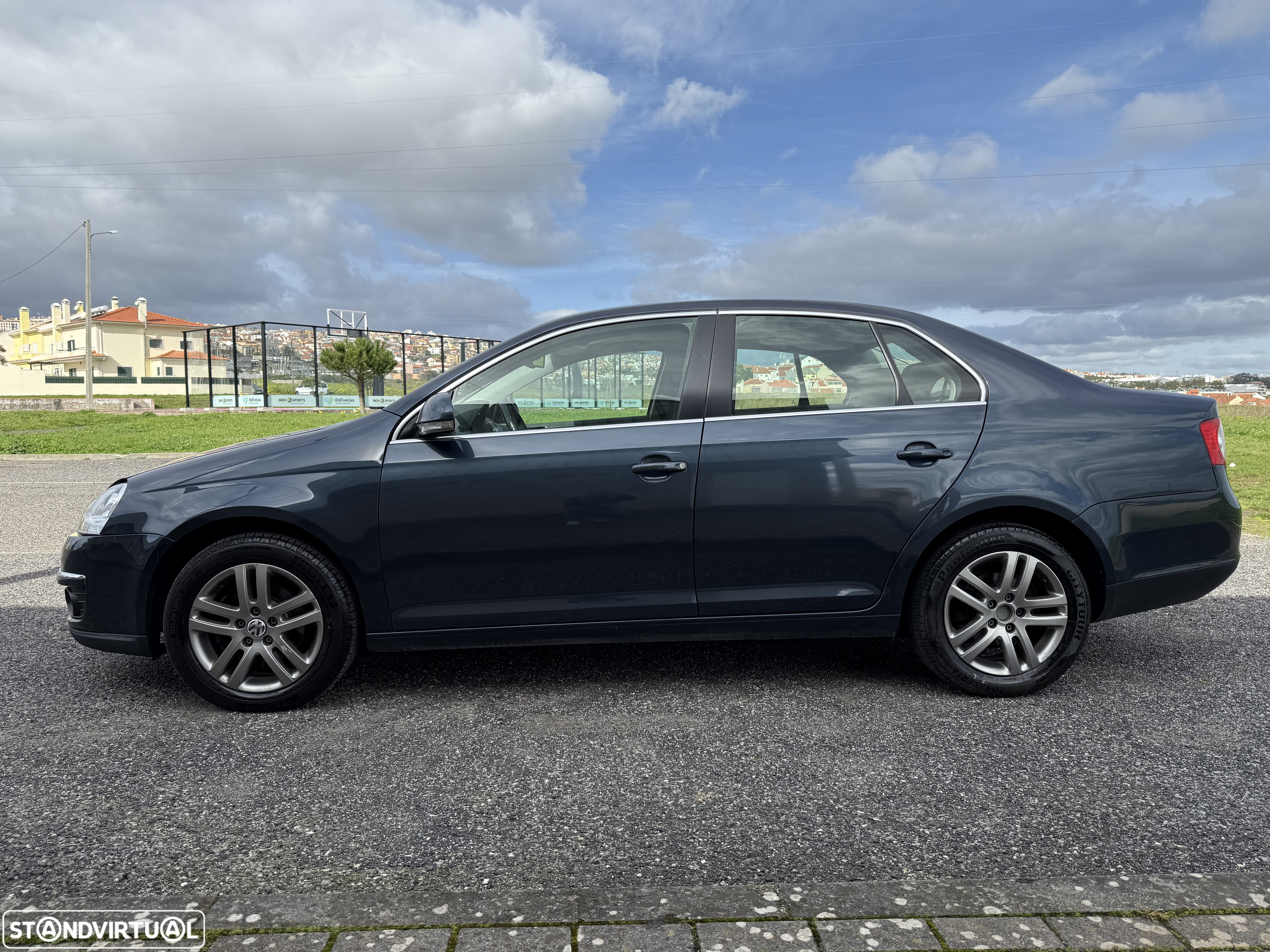 VW Jetta 1.6 TDi Confortline - 4