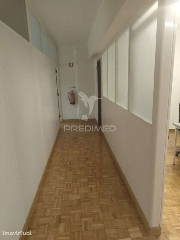 Venha conhecer  este magnifico escritório situado no Centro de Alma... - Grande imagem: 5/14